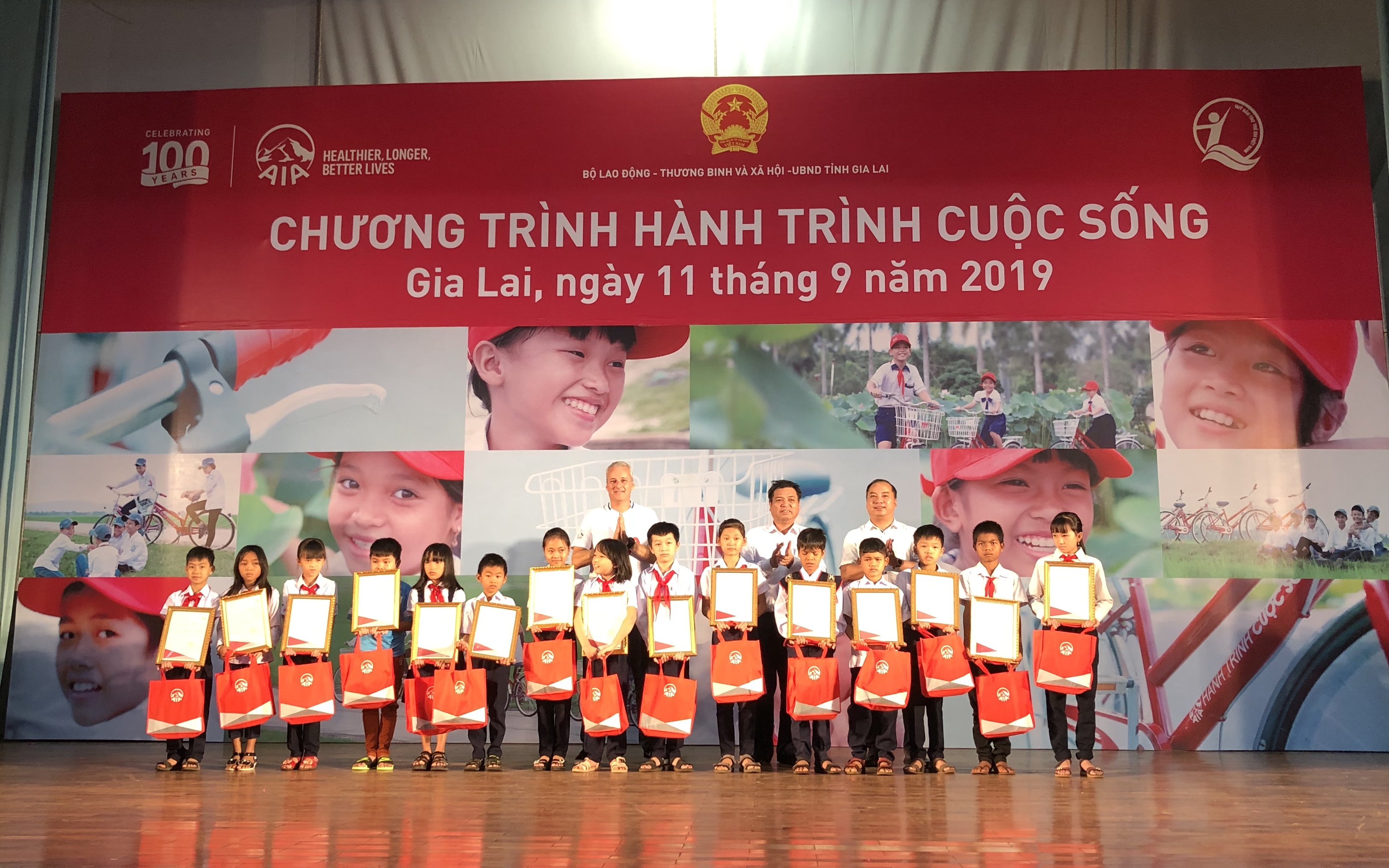Lãnh-đạo-Quỹ-BTTEVN,-Lãnh-đạo-UBND-tỉnh-Gia-Lai,-nhà-tài-trợ-trao-quà-cho-trẻ-em-tại-chương-trình.jpg