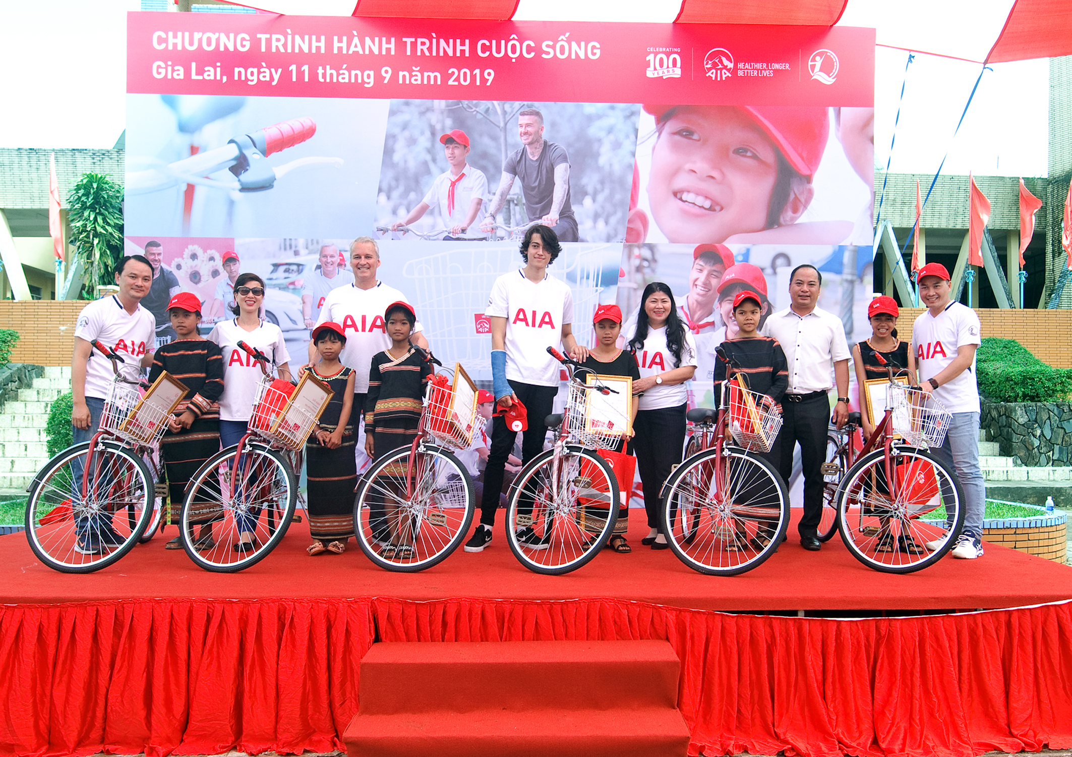 Ông-Đinh-Tiến-Hải---PGĐ-QUỹ-BTTEVN-cùng-nhà-tài-trợ-trao-xe-đạp-cho-trẻ-em-khó-khăn.jpg