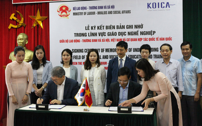 Ký kết Biên bản ghi nhớ hợp tác trong lĩnh vực Giáo dục nghề nghiệp với Cơ quan Hợp tác Quốc tế Hàn Quốc - Ảnh 1. Ký kết Biên bản ghi nhớ hợp tác trong lĩnh vực Giáo dục nghề nghiệp với Cơ quan Hợp tác Quốc tế Hàn Quốc - Ảnh 1.