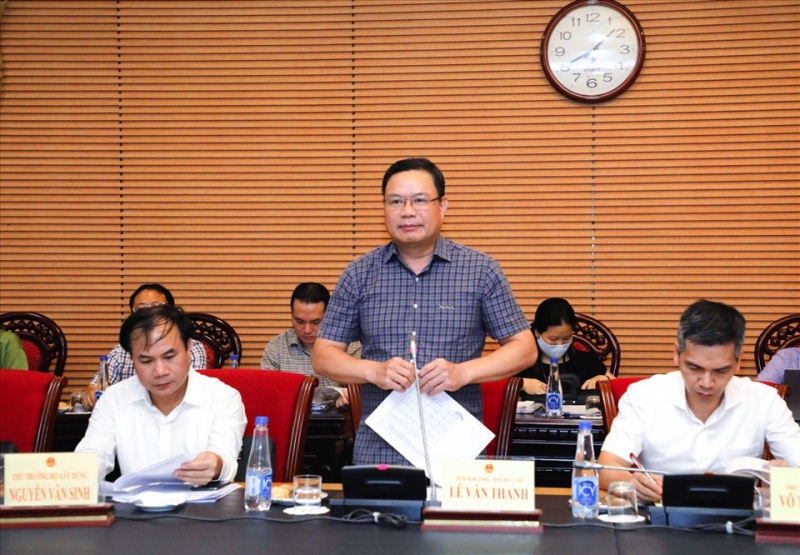 Thứ trưởng Lê Văn Thanh trình bày báo cáo.