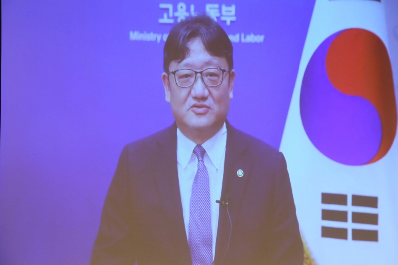 Thứ trưởng Bộ Việc làm và Lao động Hàn Quốc phát biểu tại điểm cầu Hàn Quốc