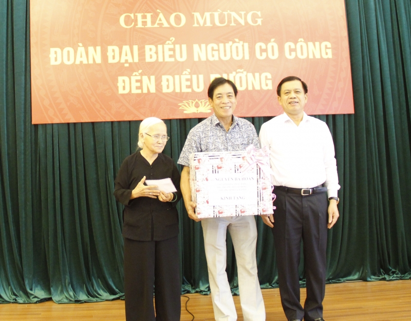 Thứ trưởng Nguyễn Bá Hoan tặng quà cho người có công cách mạng tiêu biểu đến điều dưỡng tại Trung tâm Điều dưỡng người có công miền Trung.