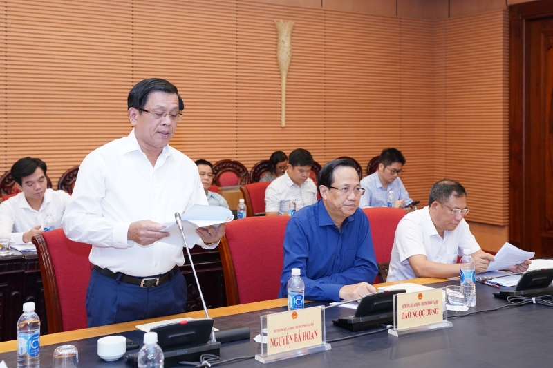 Thứ trưởng Bộ LĐ-TB&XH Nguyễn Bá Hoan trình bày Tờ trình