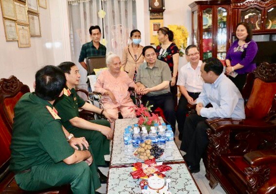 Thủ tướng Phạm Minh Chính thăm Mẹ Việt Nam anh hùng Lê Thị Bình.