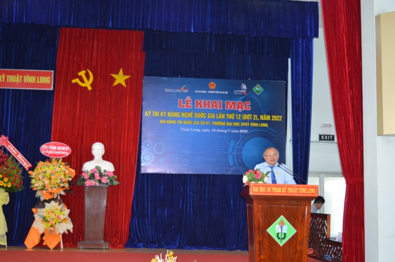 PGS. TS Cao Hùng Phi – Hiệu trưởng Trường Đại học SPKT Vĩnh Long phát biểu khai mạc kỳ thi.