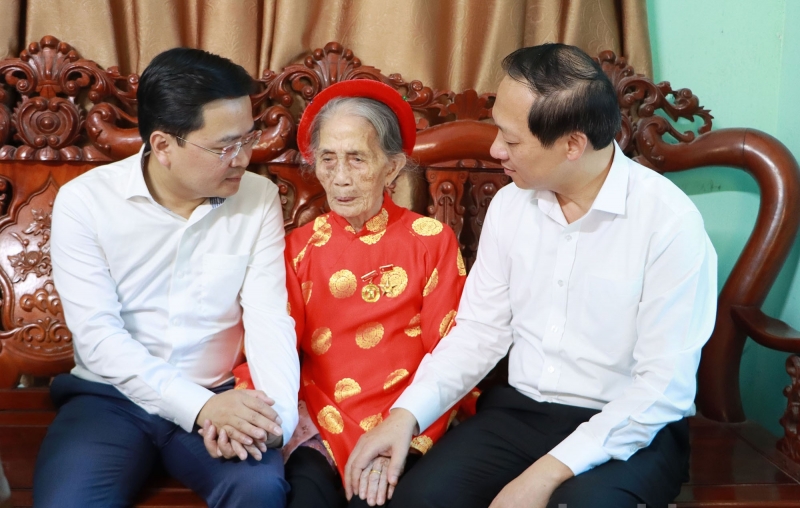 Bí thư Tỉnh ủy Nguyễn Anh Tuấn (bên trái) ân cần thăm hỏi sức khỏe của Mẹ Nguyễn Thị Dị.