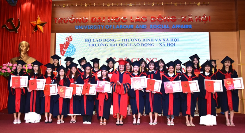TS. Doãn Thị Mai Hương, Phó Hiệu trưởng Trường Đại học Lao động – Xã hội trao bằng tốt nghiệp cho các tân cử nhân