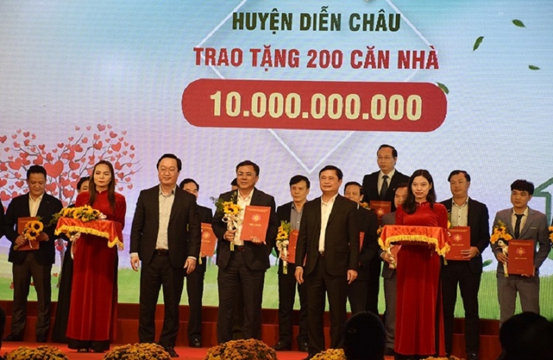 Lãnh đạo tỉnh Nghệ An trao thư cảm ơn và tặng hoa tri ân đến các doanh nghiệp, tổ chức, cá nhân có lòng hảo tâm. Ảnh: Quỳnh Trang.