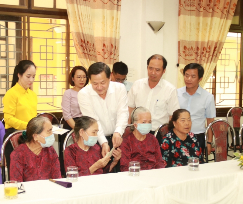 Phó Thủ tướng Lê Minh Khái đến thăm, tặng quà người có công với cách mạng tại Trung tâm Điều dưỡng chăm sóc người có công tỉnh Thừa Thiên Huế