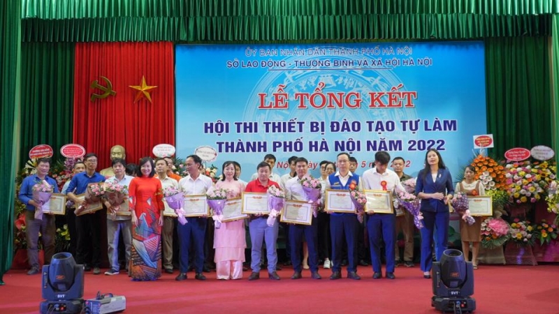 Giám đốc Sở LĐTB&XH Hà Nội Bạch Liên Hương trao thưởng cho các đơn vị có thiết bị tham gia Hội thi đạt giải Nhất.