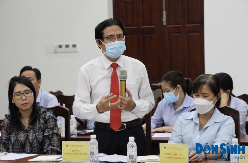 Ông Đặng Minh Sự - Trưởng Phòng GDNN Sở LĐ-TB&XH TP.HCM báo cáo với Thứ trưởng và đoàn công tác của Bộ.