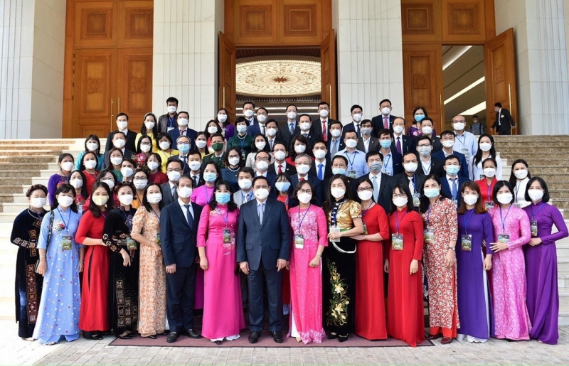 Thủ tướng Phạm Minh Chính và các thầy cô giáo tiêu biểu đại diện cho đội ngũ cán bộ quản lý giáo dục và giáo viên trên cả nước