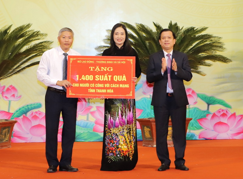 Thứ trưởng Bộ LĐ-TB&XH Nguyễn Bá Hoan trao tặng 1.400 suất quà cho người có công với cách mạng tỉnh Thanh Hóa