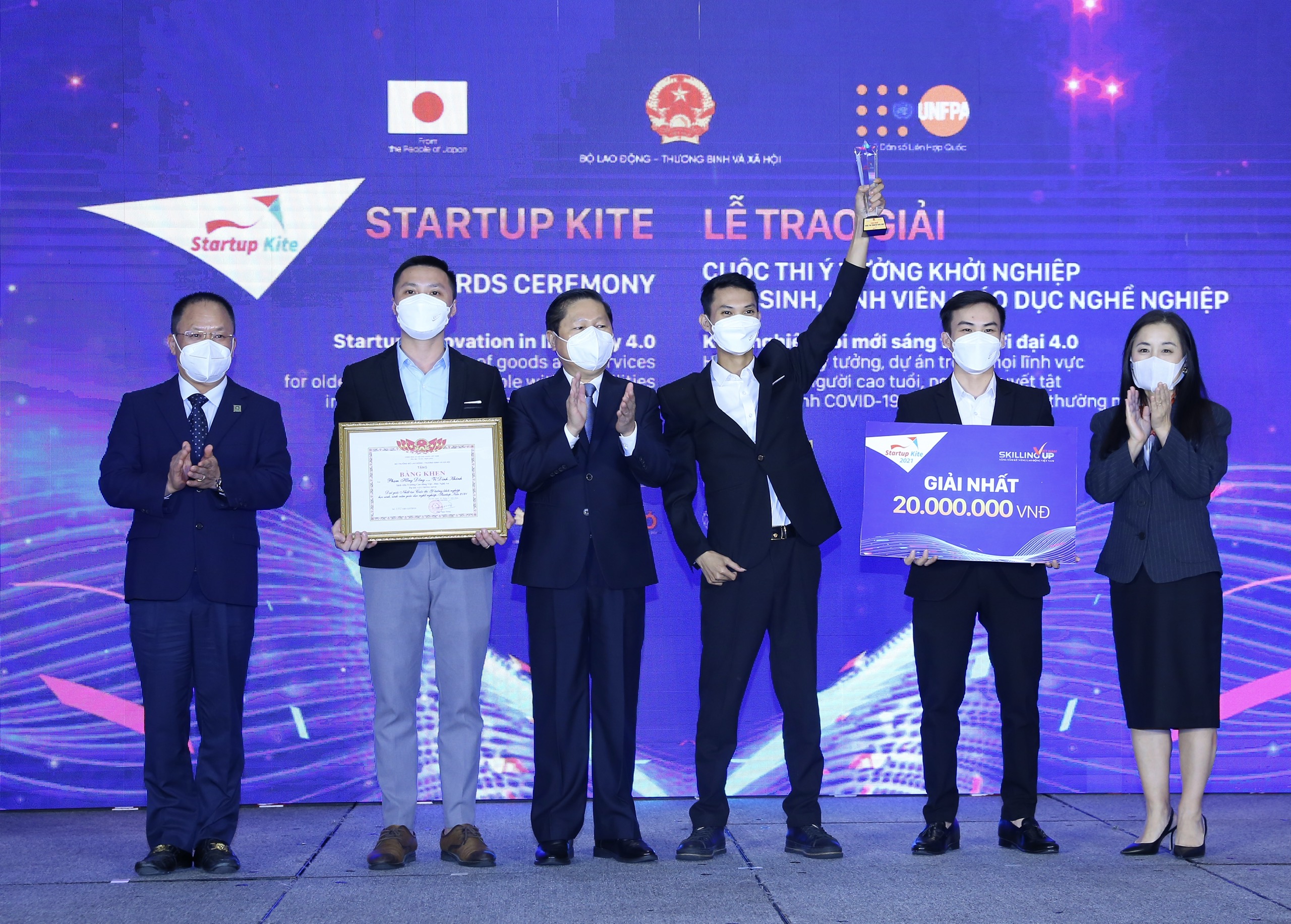 Trường Cao đẳng Việt - Đức Nghệ An với dự án “Gậy thông minh” xuất sắc đoạt giải Nhất cuộc thi Startup Kite 2021