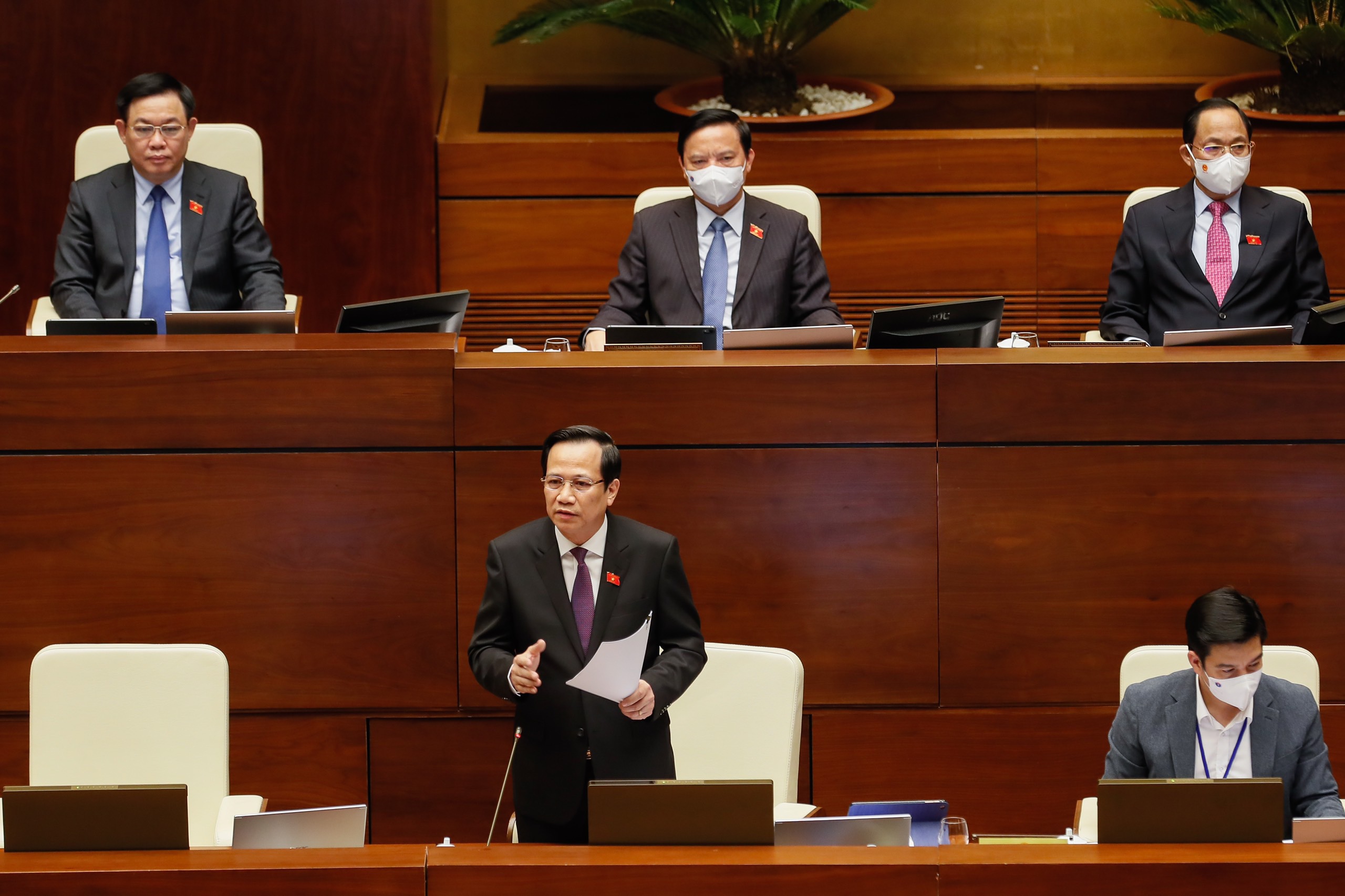 Bộ trưởng Đào Ngọc Dung trả lời chất vấn tại Kỳ họp thứ 2, Quốc hội khóa XV