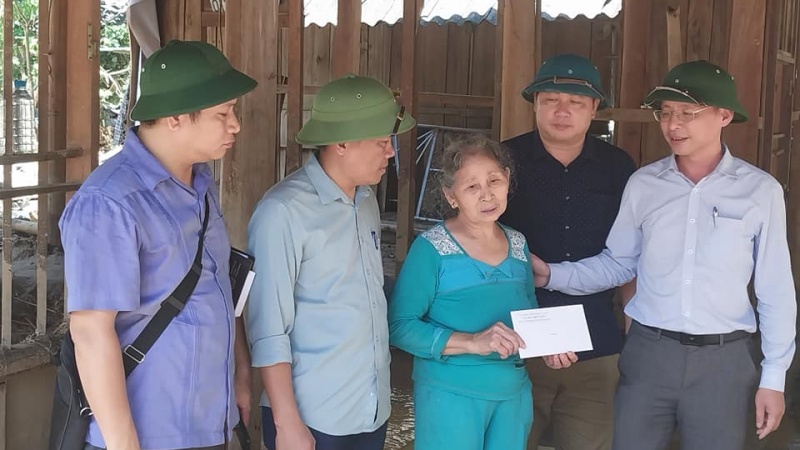 Đoàn công tác Bộ LĐTBXH thăm hỏi động viên tặng quà người dân vùng lũ quét Nghệ An