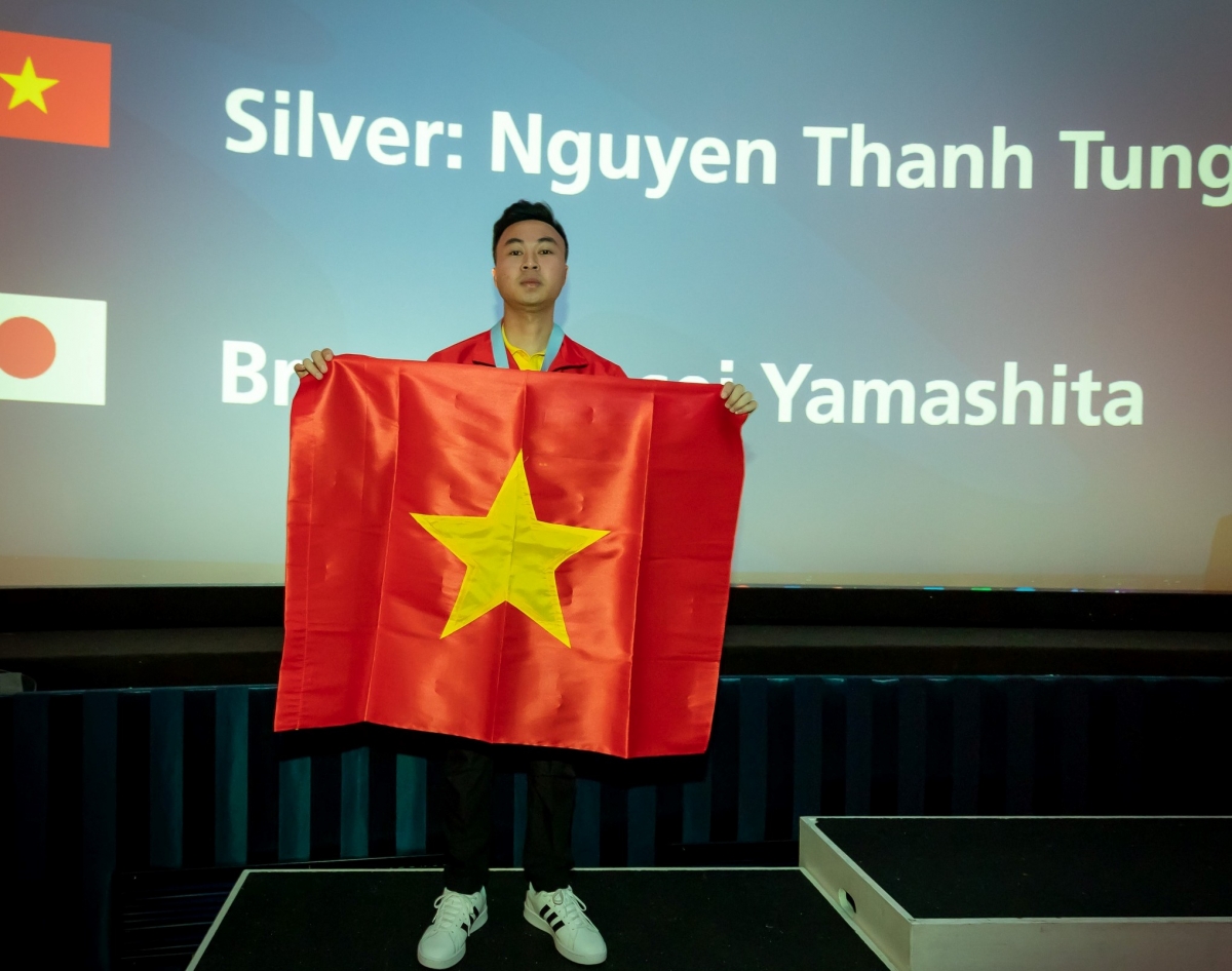 Thí sinh Nguyễn Thanh Tùng giành huy chương Bạc nghề Phay CNC 