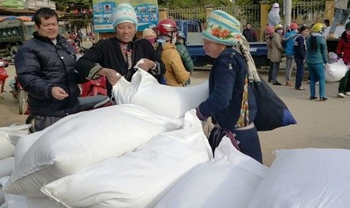 Hỗ trợ gạo cho người dân trong dịp Tết.