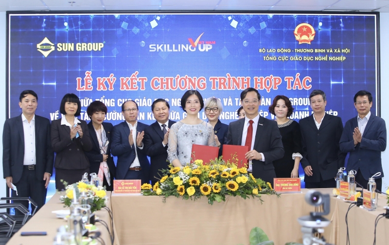 Tổng cục Giáo dục nghề nghiệp (Bộ LĐ-TB&XH) và Tập đoàn Sun Group tổ chức lễ ký kết Chương trình hợp tác về việc tăng cường gắn kết giữa giáo dục nghề nghiệp với doanh nghiệp.