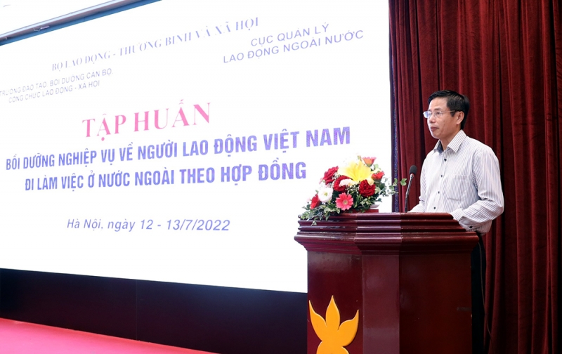 Ông Nguyễn Gia Liêm, Phó cục trưởng cục Quản lý lao động ngoài nước phát biểu khai mạc lớp tập huấn