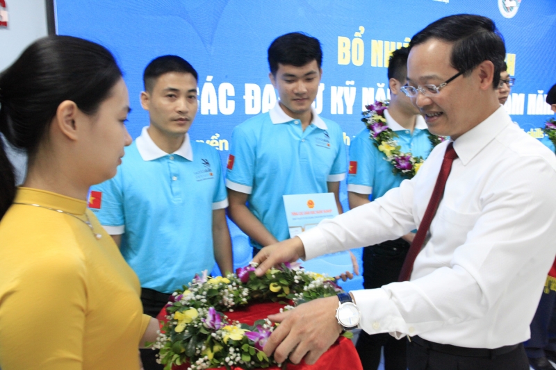 Tổng cục trưởng Tổng cục GDNN Trương Anh Dũng trao quyết định bổ nhiệm và tặng hoa chúc mừng các Đại sứ