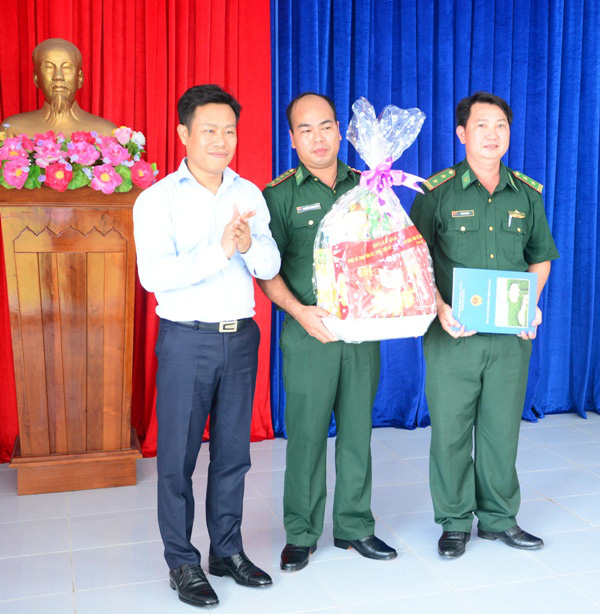Chủ tịch UBND tỉnh Cà Mau thăm, tặng quà cho gia đình chính sách - Ảnh 1.