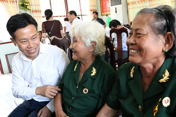 Thứ trưởng Lê Quân thăm, tặng quà tại Trung tâm điều dưỡng thương binh và Người có công Long Đất - Ảnh 1 Thứ trưởng Lê Quân thăm, tặng quà tại Trung tâm điều dưỡng thương binh và Người có công Long Đất - Ảnh 1