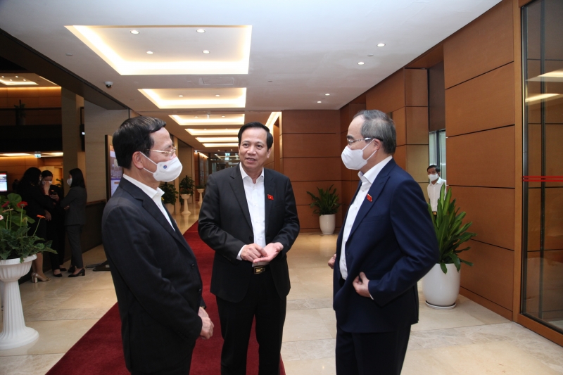 Bộ trưởng Đào Ngọc Dung trao đổi với các đại biểu bên hành lang Quốc hội