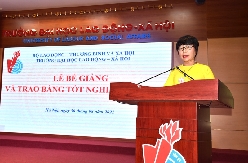 TS. Nguyễn Thị Giáng Hương, Trưởng Phòng Quản lý Đào tạo trình bày báo cáo tổng kết khóa 14