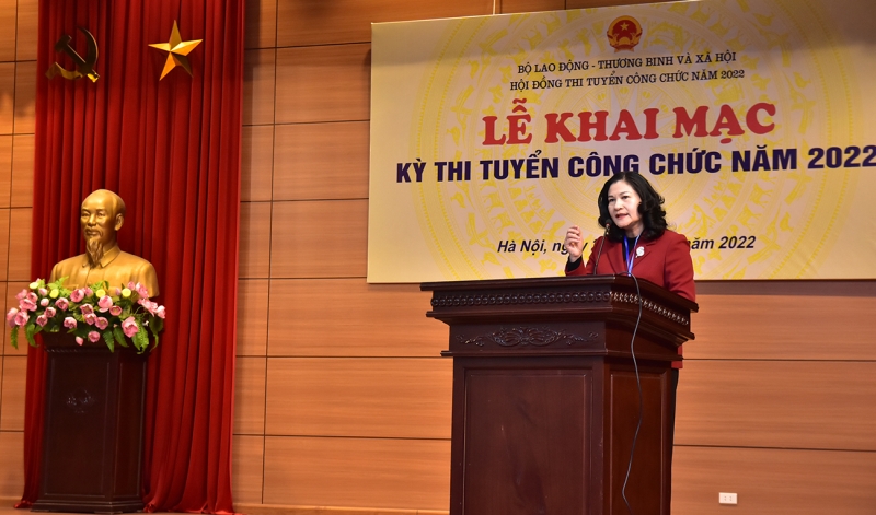  Thứ trưởng Nguyễn Thị Hà phát biểu khai mạc kỳ thi

