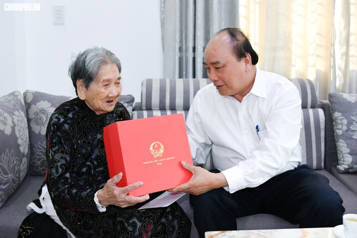 Chủ tịch nước Nguyễn Xuân Phúc thăm, tặng quà Bà mẹ Việt Nam anh hùng. 