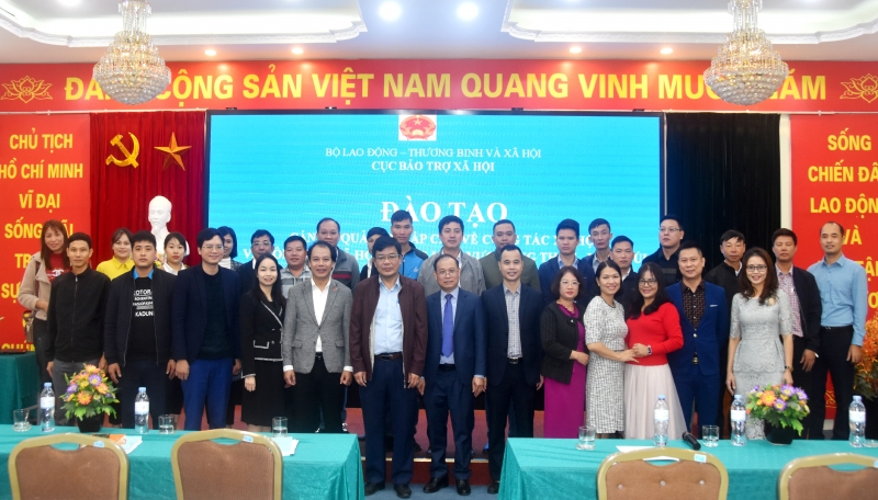 Lãnh đạo, giảng viên và các học viên tham gia khóa tập huấn tại Hà Nội. 