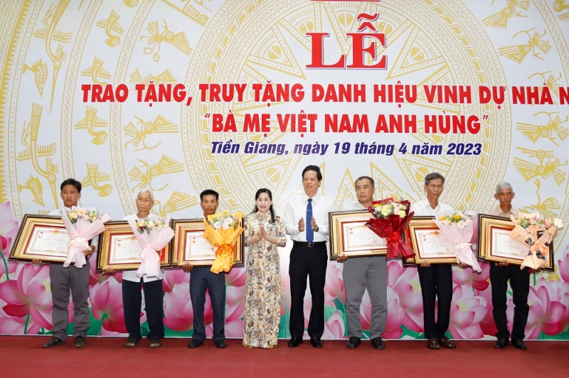 Trưởng ban Tuyên giáo Tỉnh ủy bà Châu Thị Mỹ Phương và Phó Chủ tịch UBND tỉnh ông Nguyễn Thành Diệu trao tặng danh hiệu cao quý cho gia đình các Mẹ Việt Nam Anh hùng.