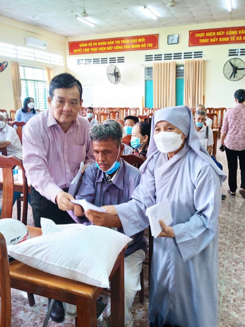 Lãnh đạo Sở tặng quà (tiền và nhu yếu phẩm) cho người khuyết tật tại huyện Tân Phú.