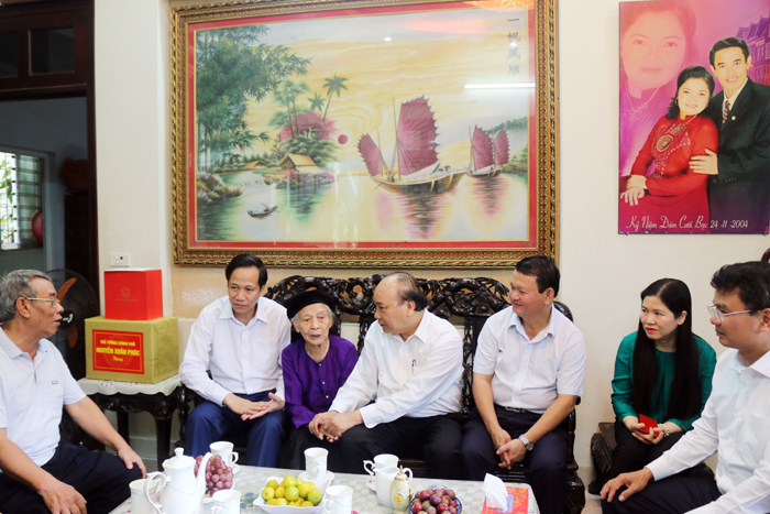 Thủ tướng Nguyễn Xuân Phúc thăm, tặng quà gia đình người có công tại TP.  Lào Cai - Ảnh 2