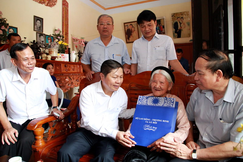 Thứ trưởng Lê Tấn Dũng thăm Trung tâm điều dưỡng thương binh Thuận Thành - Ảnh 4 Thứ trưởng Lê Tấn Dũng thăm Trung tâm điều dưỡng thương binh Thuận Thành - Ảnh 4