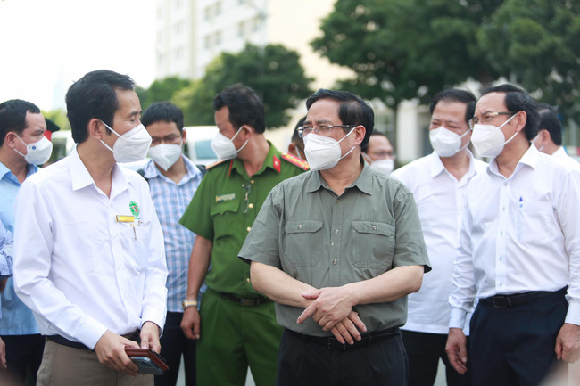 Thủ tướng Phạm Minh Chính: “TP.HCM tập trung đẩy lùi dịch bệnh Covid-19 và không để người dân thiếu ăn, thiếu mặc&quot; - Ảnh 1.