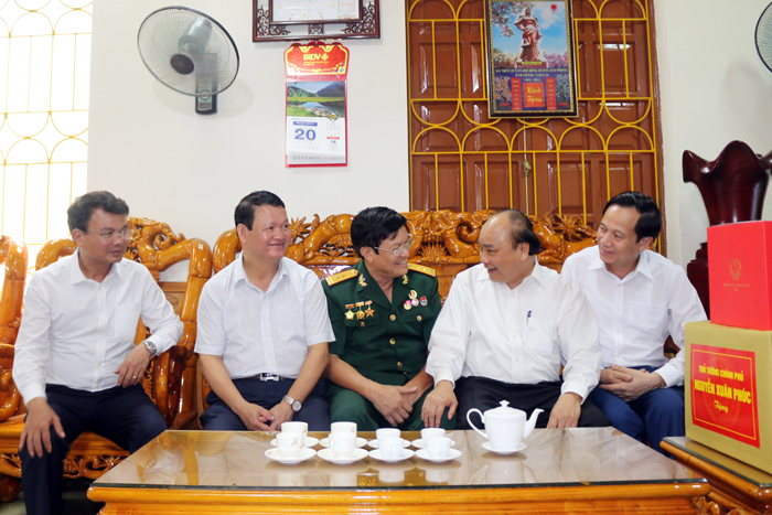 Thủ tướng Nguyễn Xuân Phúc thăm, tặng quà gia đình người có công tại TP.  Lào Cai - Ảnh 3