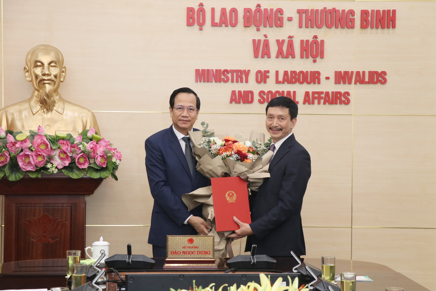 Bộ trưởng Đào Ngọc Dung trao Quyết định nghỉ hưởng chế độ bảo hiểm xã hội cho đồng chí Nguyễn Mạnh Cường