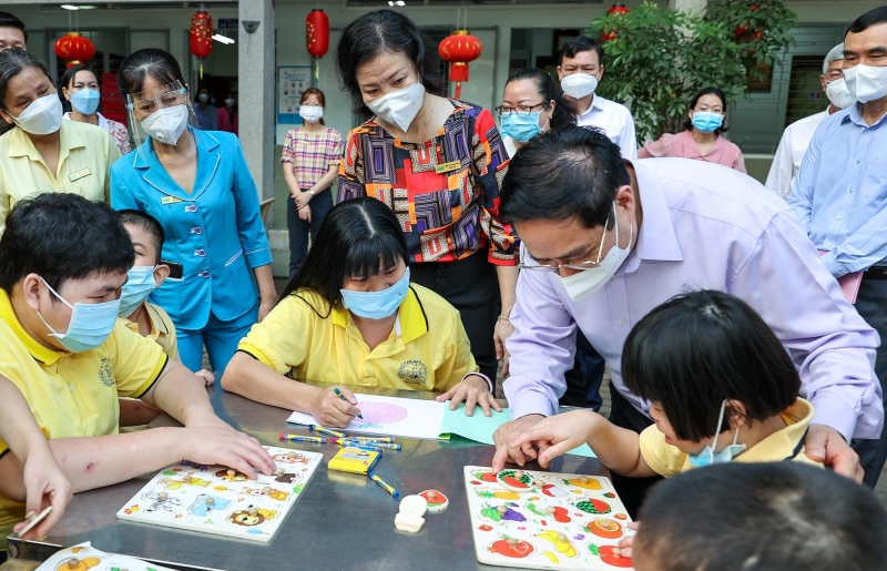 Thủ tướng Phạm Minh Chính thăm, tặng quà trẻ em tàn tật mồ côi tại TP. Hồ Chí Minh