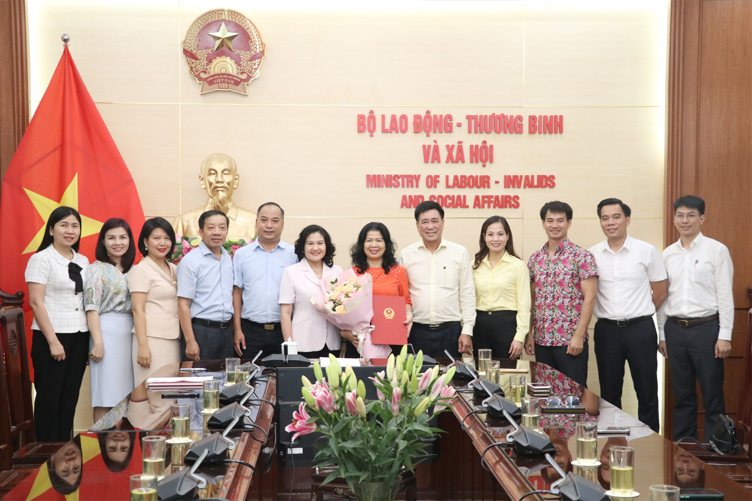 Thứ trưởng Nguyễn Thị Hà trao Quyết định nghỉ hưởng chế độ bảo hiểm xã hội cho Phó Giám đốc Quỹ Bảo trợ trẻ em Việt Nam