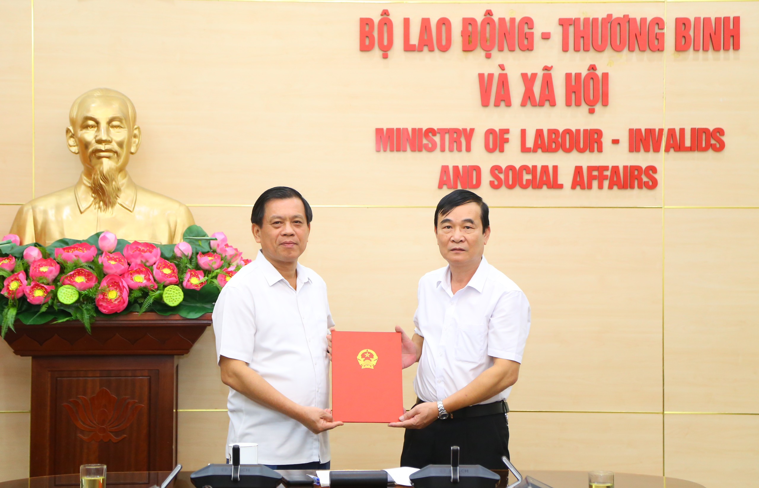 Thứ trưởng Nguyễn Bá Hoan trao Quyết định nghỉ hưởng chế độ cho Phó Giám đốc Trung tâm điều dưỡng thương binh Kim Bảng