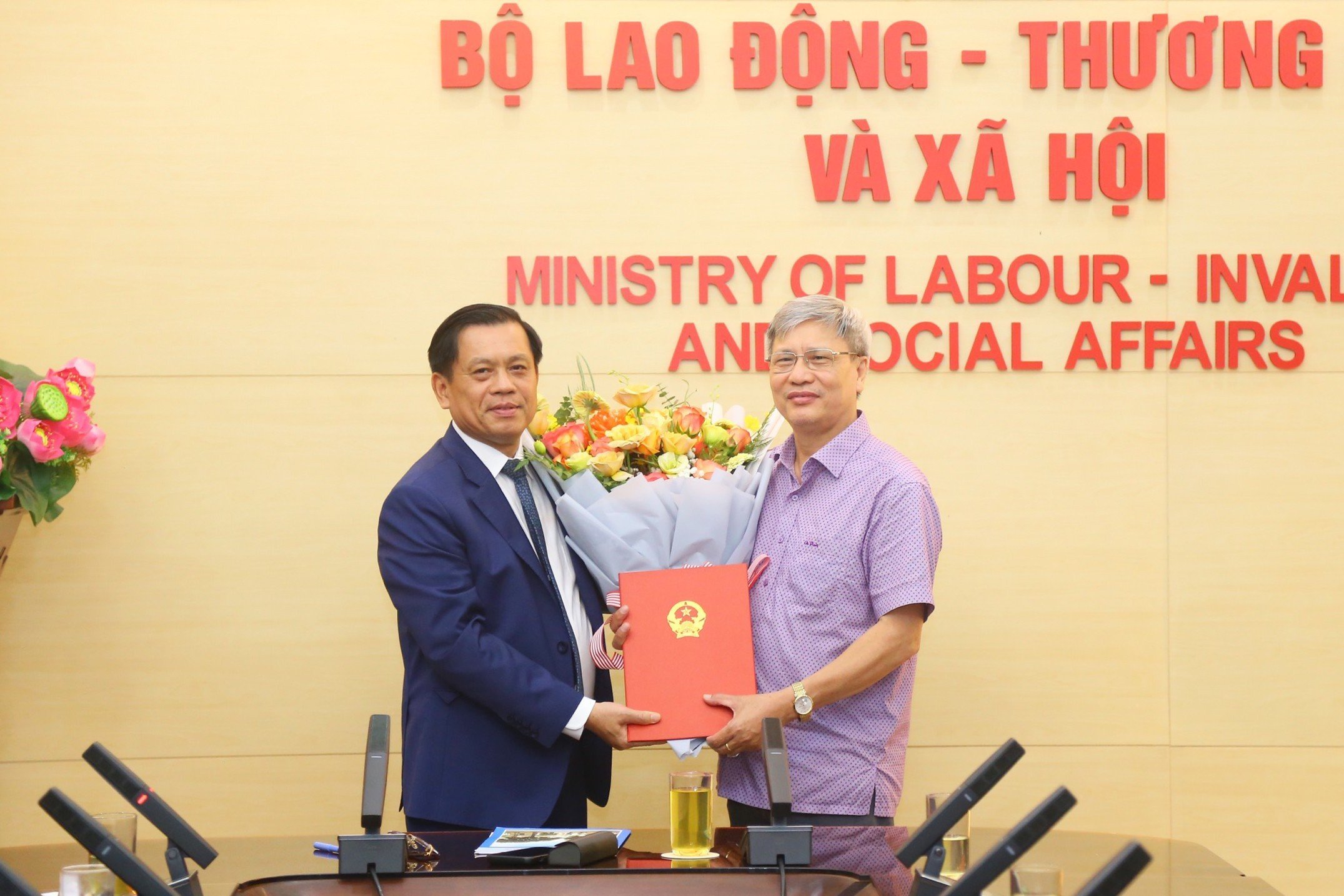 Thứ trưởng Nguyễn Bá Hoan trao Quyết định nghỉ hưởng chế độ bảo hiểm xã hội tới Phó Chánh Thanh tra Bộ.
