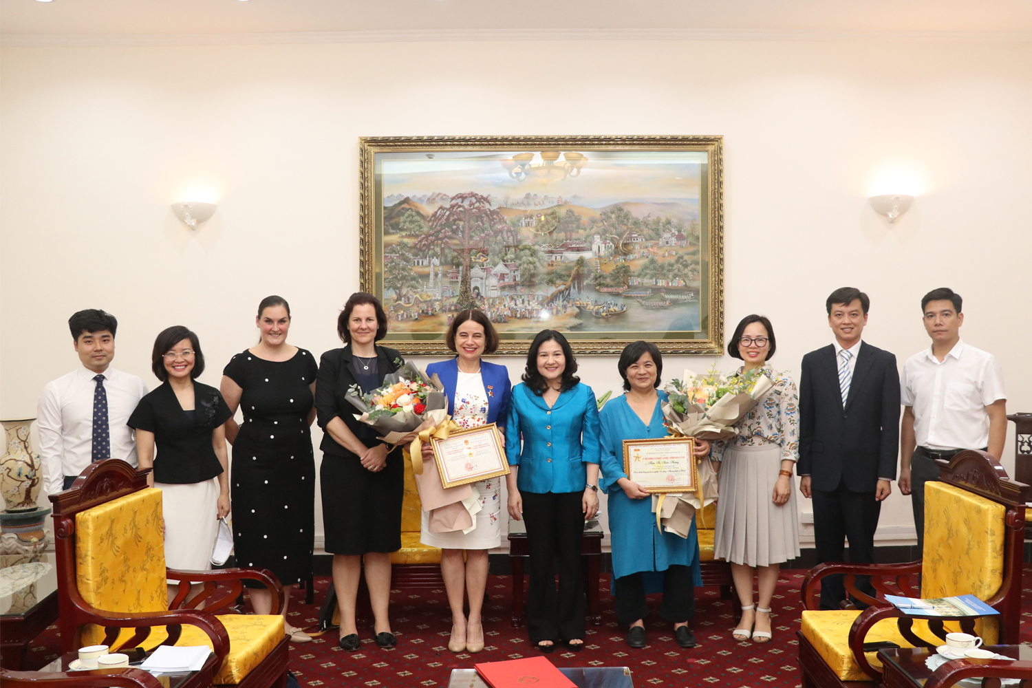 Thứ trưởng Nguyễn Thị Hà trao kỷ niệm chương cho Đại sứ Đặc mệnh toàn quyền Australia tại Việt Nam