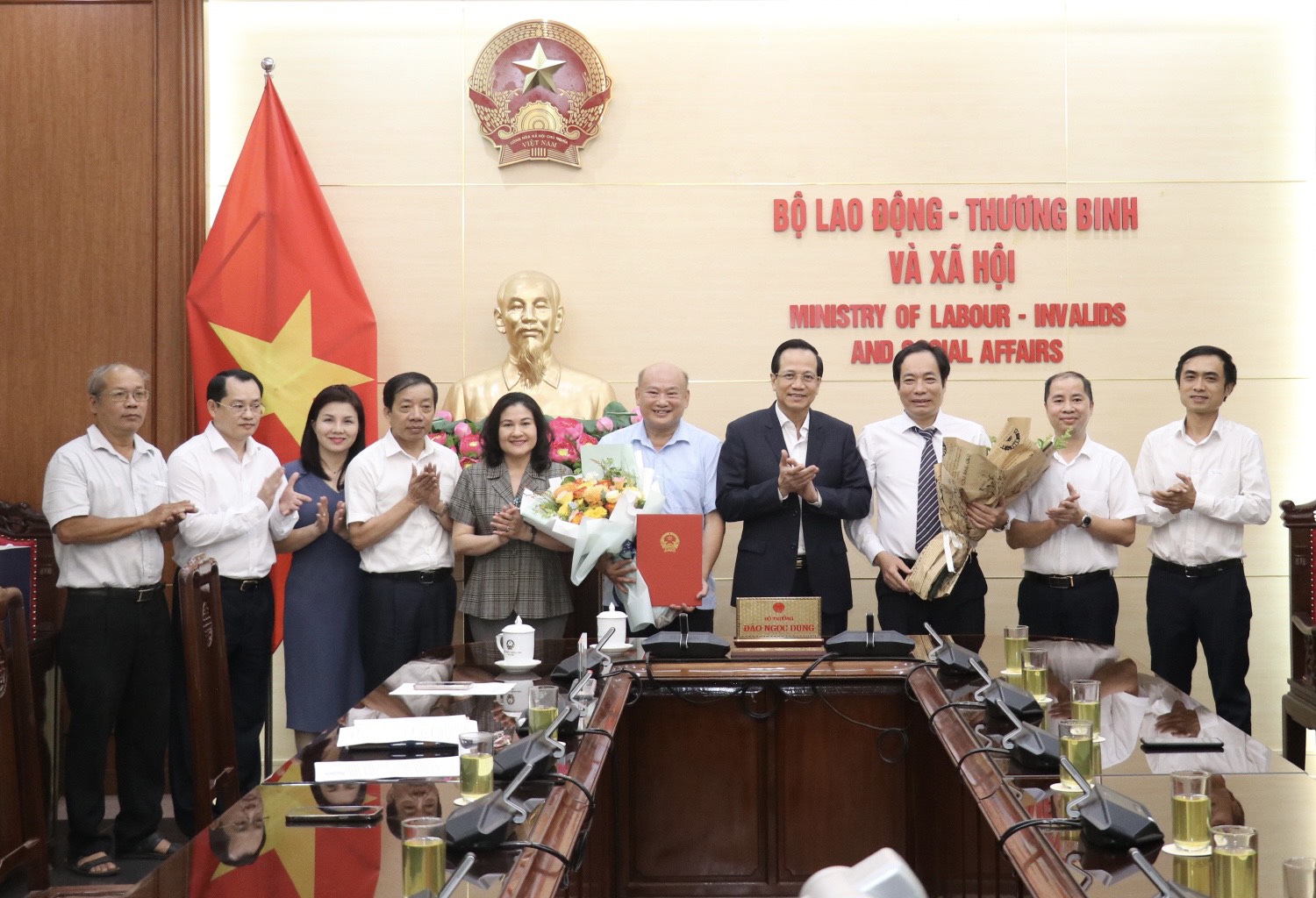 Bộ trưởng Đào Ngọc Dung trao Quyết định nghỉ hưởng chế độ bảo hiểm xã hội cho Lãnh đạo 02 đơn vị thuộc Bộ.