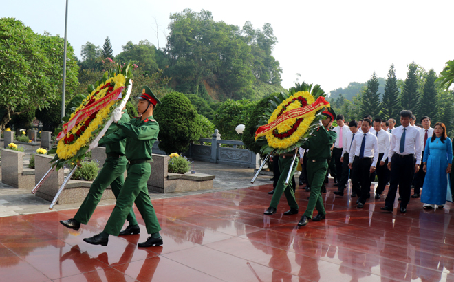 Yên Bái: Lãnh đạo tỉnh dâng hương tưởng niệm Chủ tịch Hồ Chí Minh và viếng Nghĩa trang liệt sỹ