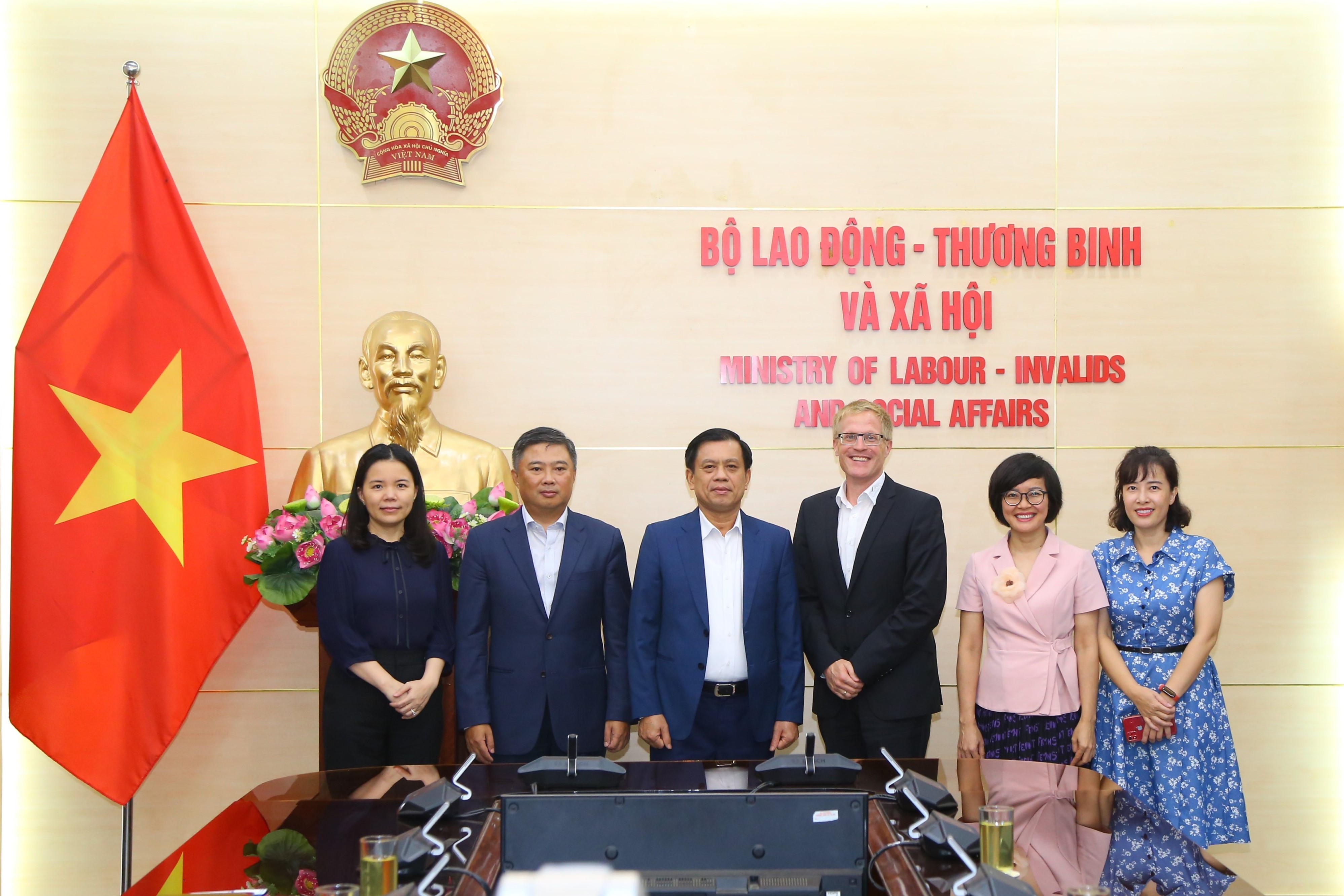 Thứ trưởng Nguyễn Bá Hoan tiếp Giám đốc điều hành Công ty TNHH Vivantes (CHLB Đức)