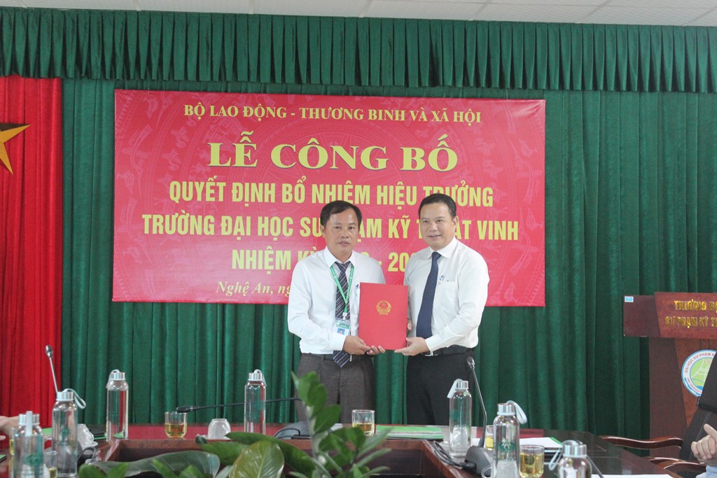 Thứ trưởng Lê Văn Thanh trao Quyết định bổ nhiệm Hiệu trưởng Trường Đại học Sư phạm kỹ thuật Vinh