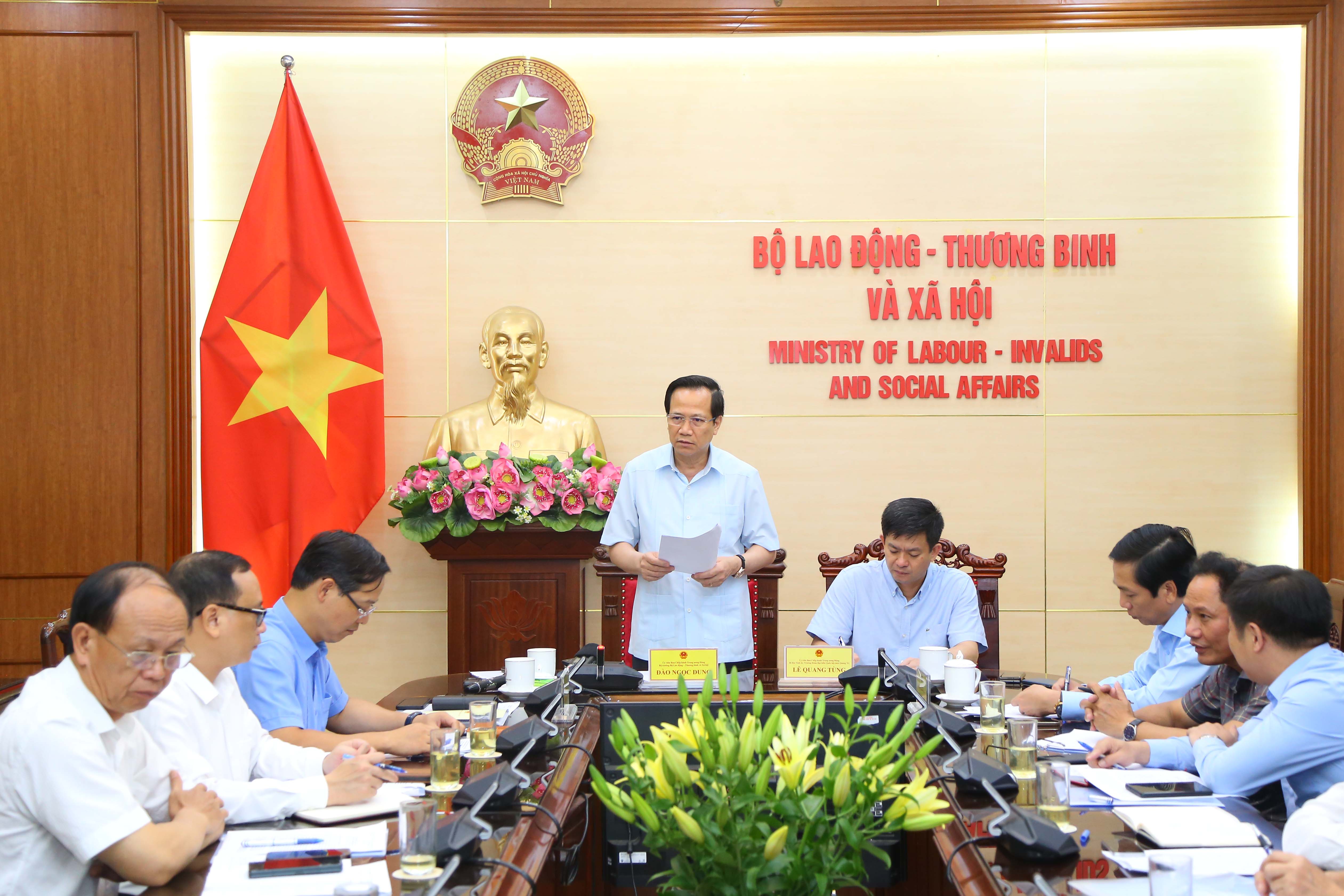 Bộ trưởng Đào Ngọc Dung: Đến năm 2023, tỉnh Quảng Trị phải xong việc điều chỉnh thông tin trên bia mộ liệt sĩ