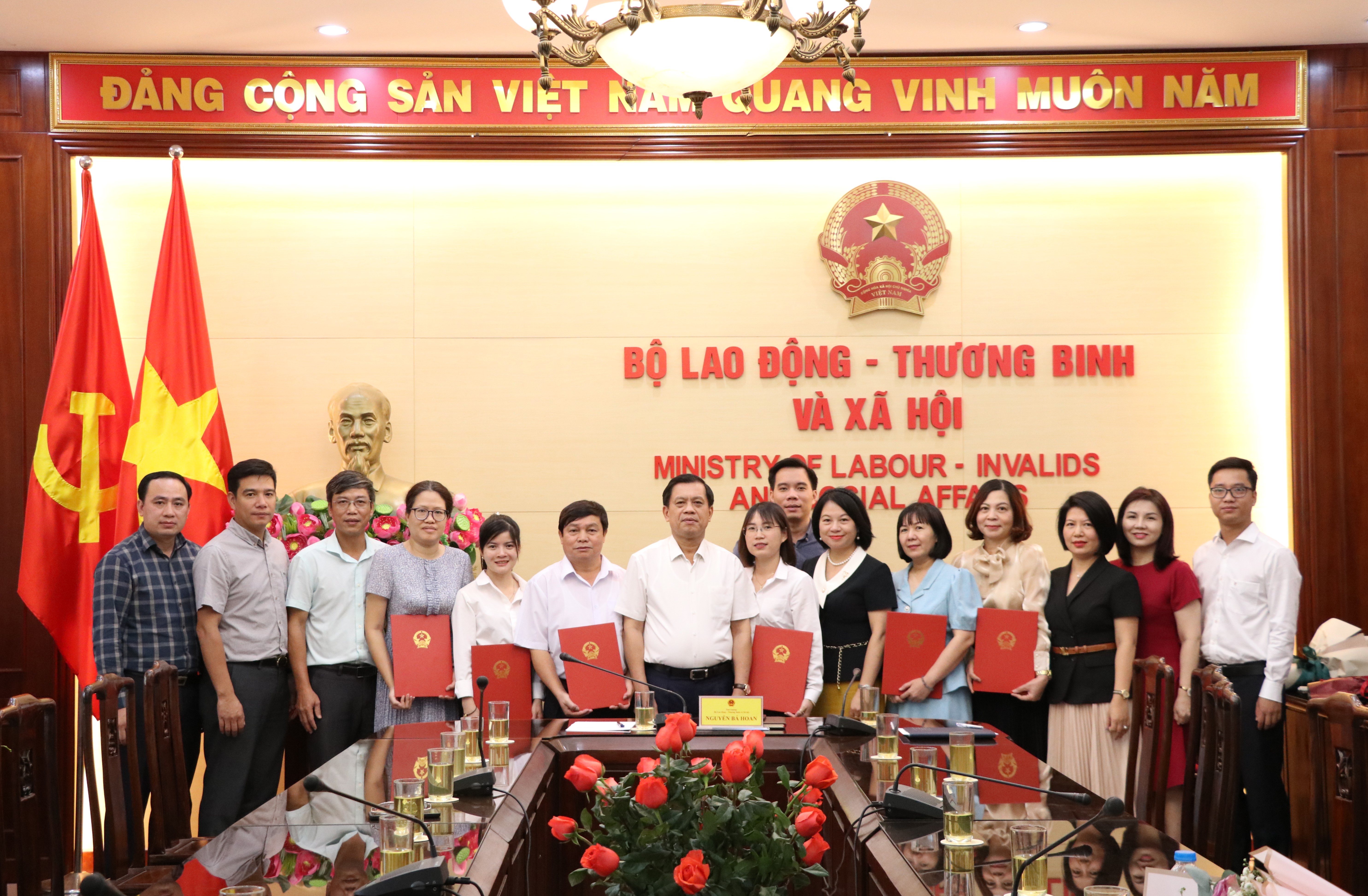 Thứ trưởng Nguyễn Bá Hoan trao các quyết định về công tác cán bộ tại Cục Người có công